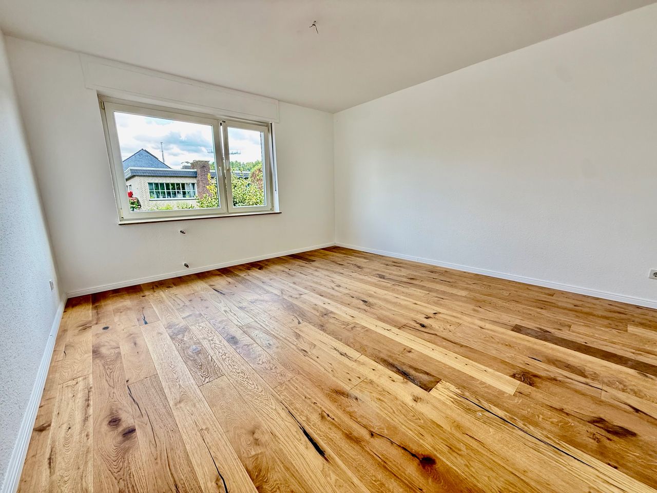 Frisch sanierte Erdgeschosswohnung mit neuem Bad!