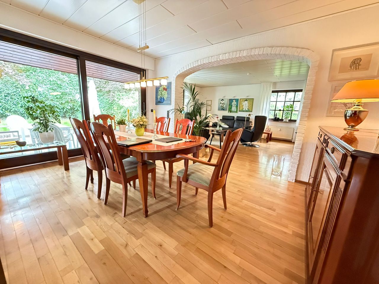hochwertige 2-Zimmerwohnung mit Garten und Garage