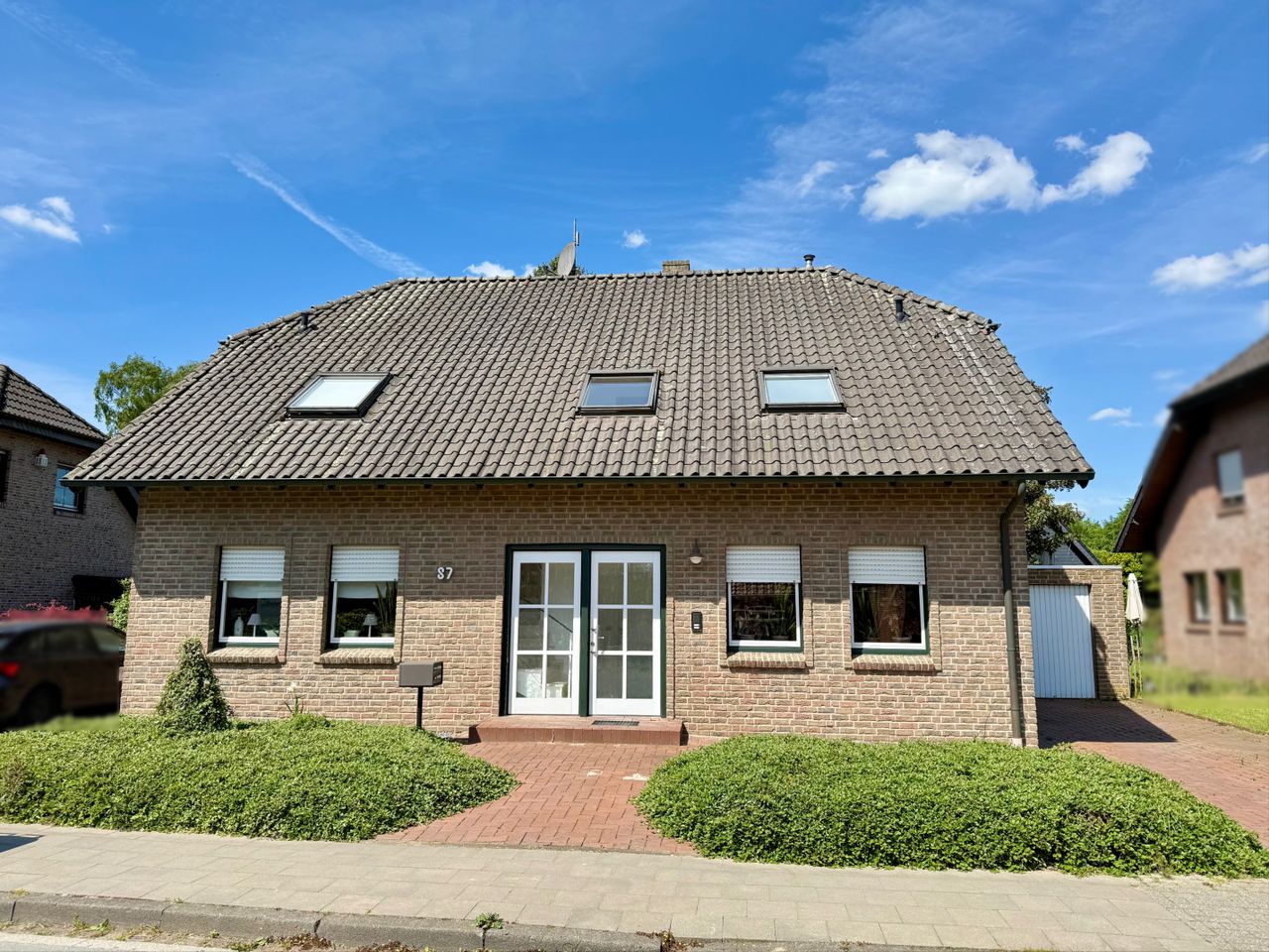 Charmantes Zweifamilienhaus in Nierswalde – Kapitalanlage mit Potenzial und Wohnkomfort