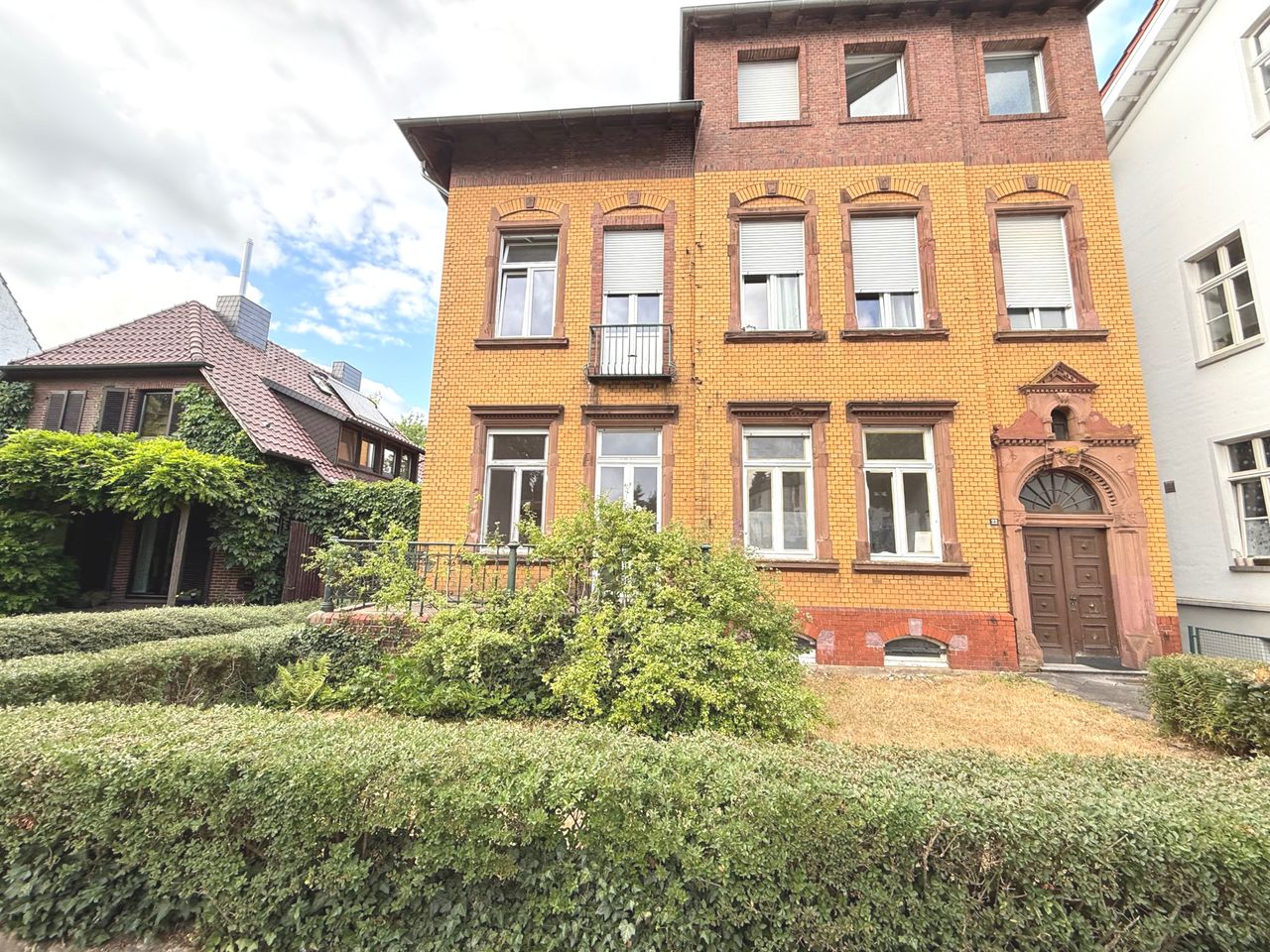 „Villa statt Wohnheim – zieh ein, bevor’s ein anderer tut!“